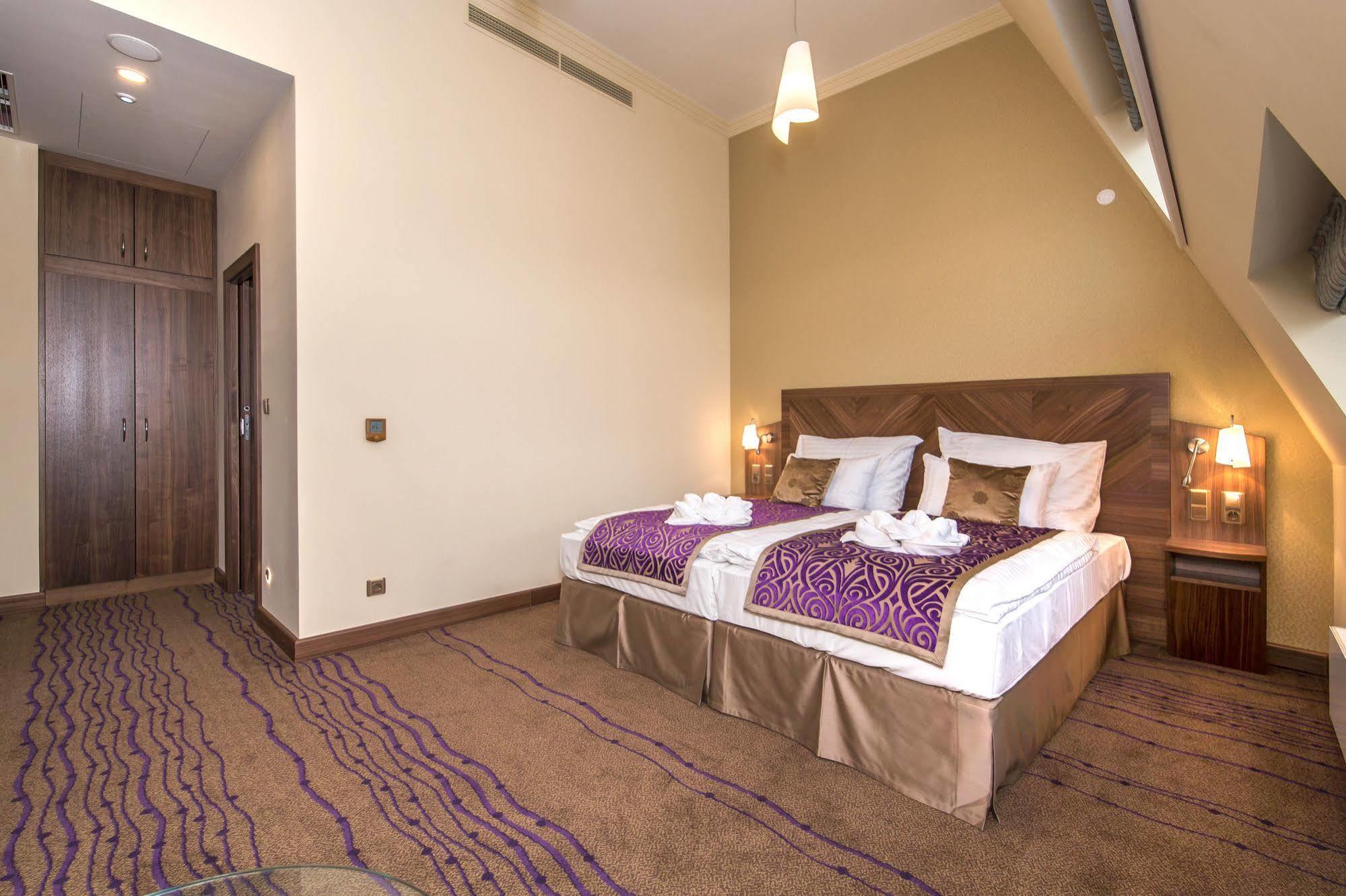 Merchants Crown Suites And Spa Prague Exterior photo Suite