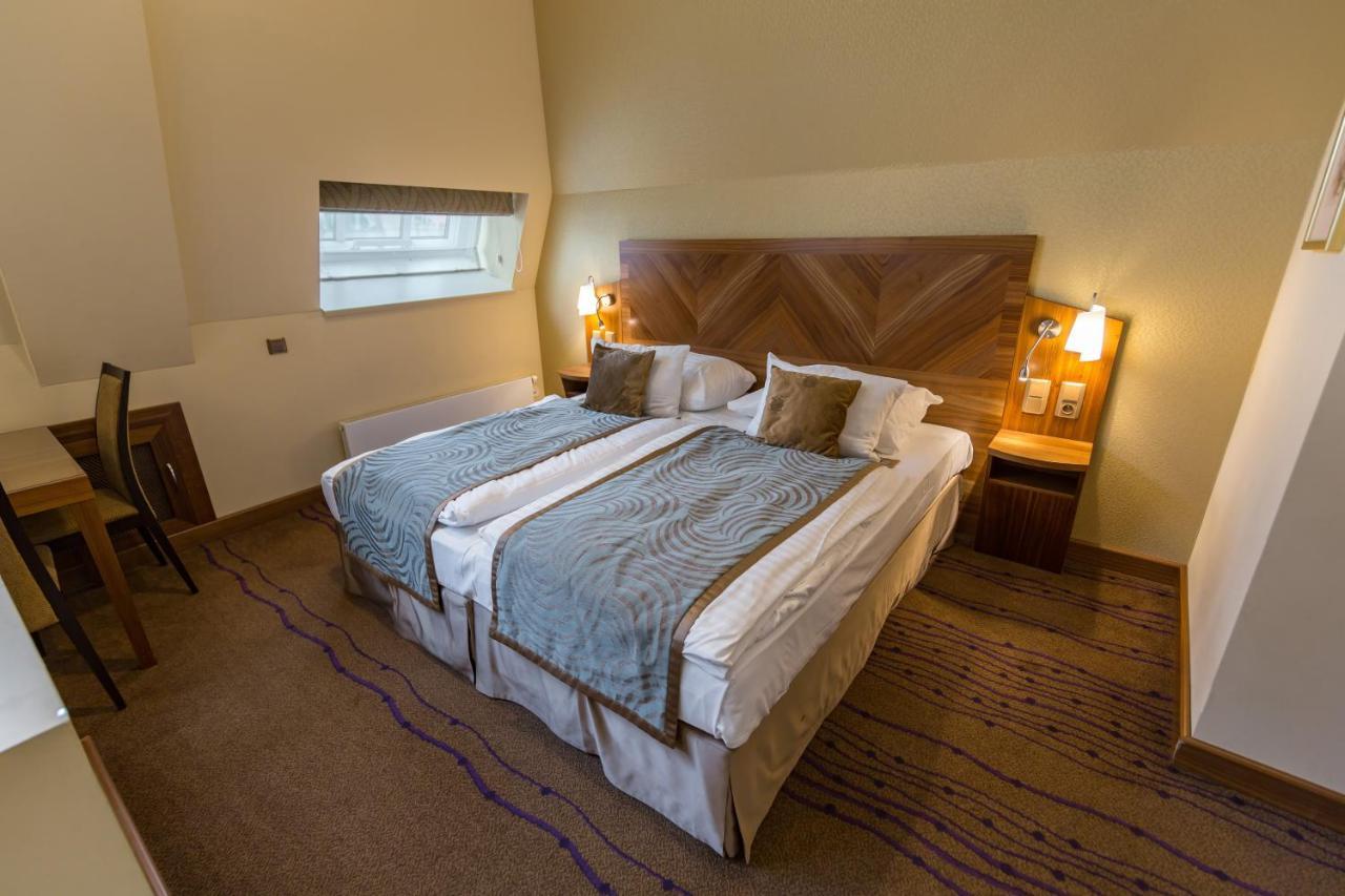 Merchants Crown Suites And Spa Prague Exterior photo A bedroom at the hotel